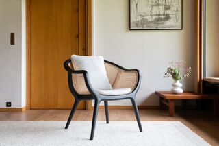Schwarzer Sessel aus massiver Esche und Korbgeflecht