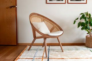 Walnussfarbener Sessel aus massivem Eschenholz und Korbgeflecht